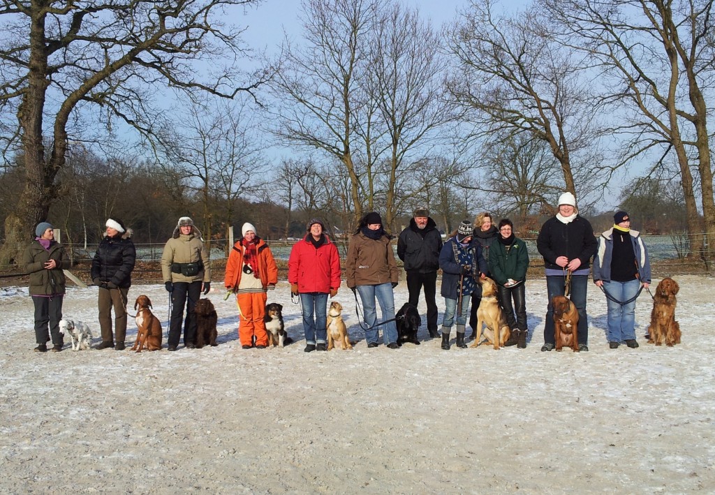 Gruppenbild der Teilnehmerinnen mit ihren Hunden, Ausbilder Holger, Trautel und Heike