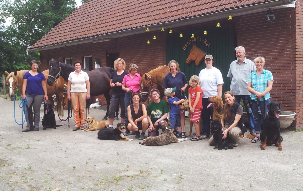 Die Teilnehmerinnen mit ihren Hunden und Pferden und mit Holger, Trautel und Heike